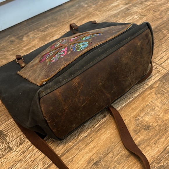 In blue black waxed canvas tote with leather pocket and flower handles - Picture 4 of 6